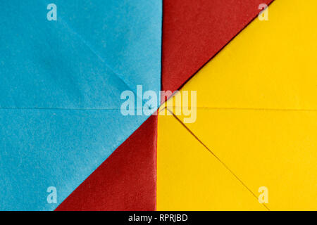 Abstract geometriche forme di carta. Toni pastello carta sgualcita. Hard Light. Foto Stock