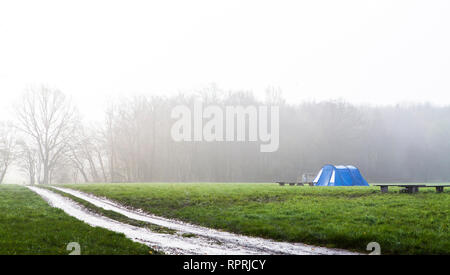 Campeggio in cattive condizioni atmosferiche in Sussex, Regno Unito Foto Stock