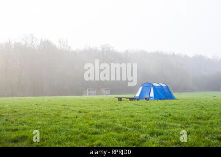 Campeggio in cattive condizioni atmosferiche in Sussex, Regno Unito Foto Stock