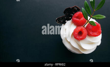 Deliziose tortine di lampone su sfondo scuro - Handmade dessert, tortina con crema di burro e lampone Foto Stock