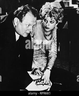 DIE TAUSEND AUGEN DES DR. MABUSE BRD/Frankr./Italien 1960 Fritz Lang Szene mit GERT FRÖBE (Kriminalkommissar Kras) und MARIELOUISE NAGEL Foto Stock