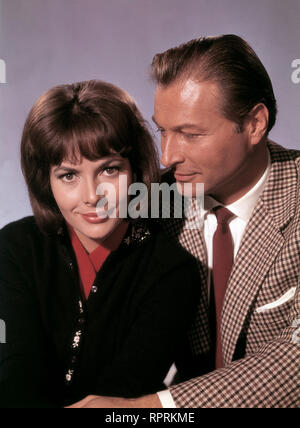 DIE UNSICHTBAREN KRALLEN DES DR. MABUSE / Deutschland 1962 / Harald Reinl LEX BARKER (Joe Como) und KARIN DOR (Liane Martin), Aufnahme zu 'Dr. Mabuse', 1962 Foto Stock