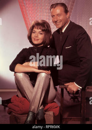 DIE UNSICHTBAREN KRALLEN DES DR. MABUSE / Deutschland 1962 / Harald Reinl LEX BARKER (Joe Como) und KARIN DOR (Liane Martin), Aufnahme zu 'Dr. Mabuse', 1962 38696 Foto Stock