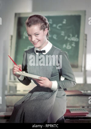 MÄDCHEN IN UNIFORME Deutschl./Frankreich 1958 di Géza von Radványi Romy Schneider (als Schülerin Manuela, Studioaufnahme 'Mädchen in uniforme", 1958. Foto Stock