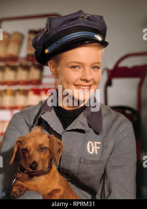 SABINE und die 100 MÄNNER D 1960 Wilhelm Thiele SABINE SINJEN mit Dackel in 'Sabine und die 100 Männer', 1960. Foto Stock