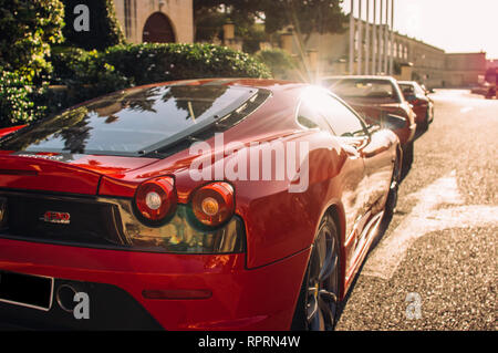 La Ferrari mostra 8 ottobre 2016 a La Valletta, Malta, vicino al Grand Hotel Excelsior. Vista posteriore del rosso Ferrari Scuderia 430 Foto Stock