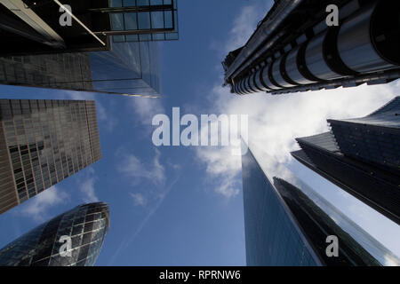 Londra grattacieli Leadenhall street, con cheesegrater 100 Leadenhall street; Aviva edificio St Helen edificio; il Gherkin 30 St Marys Ax; il bisturi 52-54 Lime Street; l'edificio Willis; e la LLoyds edificio di assicurazione Foto Stock