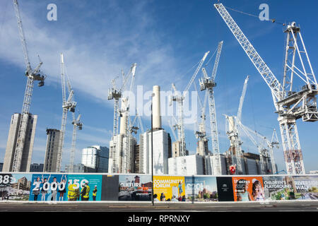 Gru che circondano la stazione di energia di Battersea a Nine Elms, Londra, Regno Unito Foto Stock