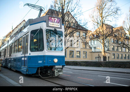 ZURICH, Svizzera - 17 febbraio 2019: Tram per le strade di Zurigo, Svizzera. Foto Stock