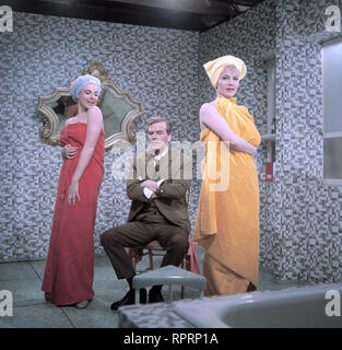 FRÜHSTÜCK IM DOPPELBETT D 1963 - Axel von Ambesser Die Qual der Wahl: Claudia (ANN SMYRNER), Henry (O.W. FISCHER) und Liane (LISELOTTE PULVER) Film, Fernsehen, Komödie, 60er Foto Stock