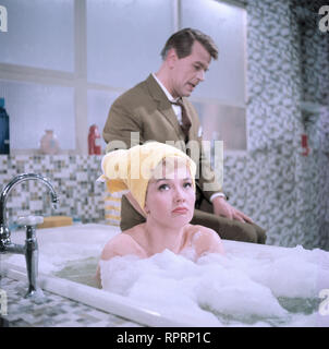 FRÜHSTÜCK IM DOPPELBETT D 1963 - Axel von Ambesser LISELOTTE PULVER (Liane Clausen) in der Badewanne, am Wannenrand: O.W. FISCHER (Henry Clausen) Film, Fernsehen, Komödie, 60er, Badewanne, Schaumbad Foto Stock