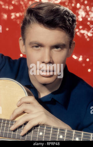 PETER KRAUS, Rock'n'Roll-Sänger, mit Gitarre, 50er Jahre. kpa/GrimmPortrait, Musik, Sänger, Musiker, Rock'n'Roll, 50er Foto Stock