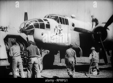 Team di soldati americani si riempie un aereo militare. Foto Stock