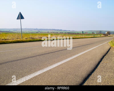 Strada solitaria nella campagna Viterbo, nell'Italia centrale e su una soleggiata giornata di febbraio Foto Stock