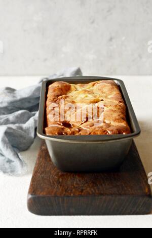 Torta di frittelle con carne e funghi su sfondo grigio. Pancake torta a forma di pane. Cucina slava. Torta di frittelle con carne e funghi su un Foto Stock