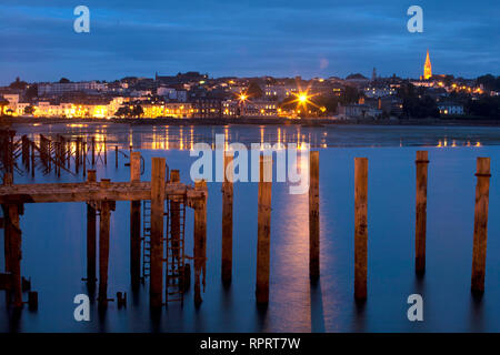 Il lungomare, Pier, bassa marea, Parade, chiesa, pali, mare, sabbia, Ryde, Isle of Wight, England, Regno Unito Foto Stock