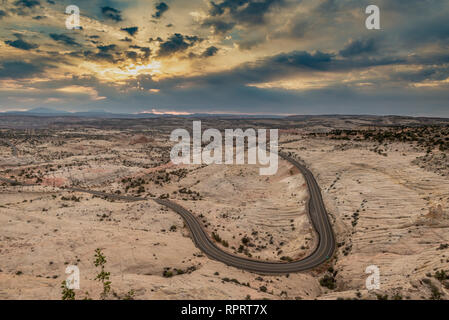 Cartello stradale che annuncia una strada tortuosa in Escalante National Park nello Utah, Stati Uniti Foto Stock
