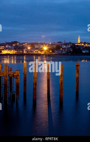 Il lungomare, Pier, bassa marea, Parade, chiesa, pali, mare, sabbia, Ryde, Isle of Wight, England, Regno Unito Foto Stock