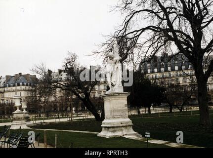 / Parigi, Jardins Des Tuileries, mit einer circuizione STATUEN 01/2001 / Überschrift: Parigi Foto Stock