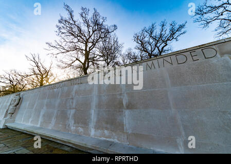 Parete del mancante. Cambridge cimitero americano nei pressi di Madingley, Cambridgeshire, Regno Unito. Migliaia di soldati ci manca in azione Foto Stock