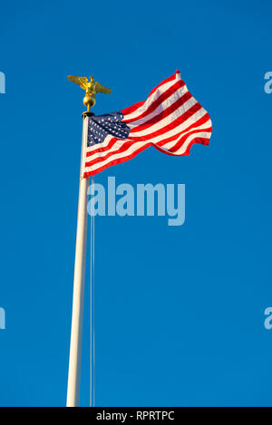 Bandiera americana. A stelle e strisce. Cambridge cimitero americano nei pressi di Madingley, Cambridgeshire, Regno Unito. Luogo del riposo finale per migliaia di soldati statunitensi Foto Stock