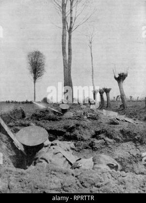 'Shallow Trench', combattendo nei primi giorni della guerra, nei pressi di Ypres, c1914. Un anticipo tedesco contro le trincee britanniche, tenuto dal reggimento del re Liverpool. Trincea poco profonda, combattendo nei primi giorni della guerra, vicino a Ypres. Un anticipo tedesco contro le trincee britanniche, tenuto dal reggimento del re Liverpool. Foto Stock