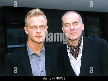 BEN & MARIA - LIEBE AUF DEN ZWEITEN BLICK / D / 1999 Uwe Janson MATTHIAS KOEBERLIN (Ben Raabe), HANS ZISCHLER (Raabe sen.) in der commedia romantica: 'Ben & Maria - Liebe auf den zweiten Blick", 1999 C43565/# / Überschrift: BEN & MARIA - LIEBE AUF DEN ZWEITEN BLICK / D 1999 Foto Stock