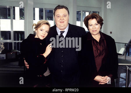 EIN VATER ZUM VERLIEBEN / D 2001 / Sigi Rothemund Richard Brosche (Dieter Pfaff) ist glücklich verheiratet, Vater einer Tochter und auf dem besten Weg, Direktor einer Versicherungsgesellschaft zu werden. Doch dann bekommt sein ärgster Konkurrent den Posten und der hat auch noch ein Verhältnis mit circuizione Frau Claudia (RITA RUSSEK). Durch seine Tochter Ina (JOHANNA KLANTE) erfährt Richard zufällig, dass er eine uneheliche Tochter auf Mallorca hat. Anche Richard nimmt das Flugzeug in den Süden... / Überschrift: EIN VATER ZUM VERLIEBEN / D 2001 Foto Stock