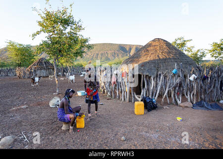 Zemba persone nella loro routine mattutina in un villaggio vicino a Epupa, Namibia, Africa Foto Stock