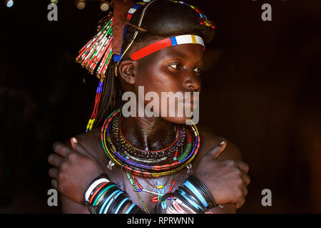 Ritratto di un Hakaona (Zemba) donna con ornamenti tradizionali e acconciatura. La Namibia, Africa Foto Stock