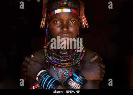 Ritratto di un Hakaona (Zemba) donna con ornamenti tradizionali e acconciatura. La Namibia, Africa Foto Stock