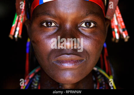 Ritratto di un Hakaona (Zemba) donna con ornamenti tradizionali e acconciatura. La Namibia, Africa Foto Stock