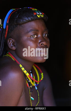 Ritratto di un Hakaona (Zemba) donna con ornamenti tradizionali e acconciatura. La Namibia, Africa Foto Stock