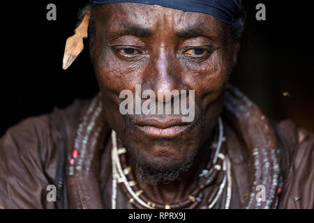 Ritratto di un vecchio uomo Himba, Namibia, Africa Foto Stock
