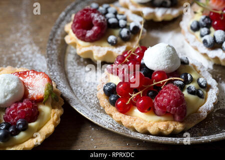 Crostate di frutta su un vintage vassoio in ottone Foto Stock