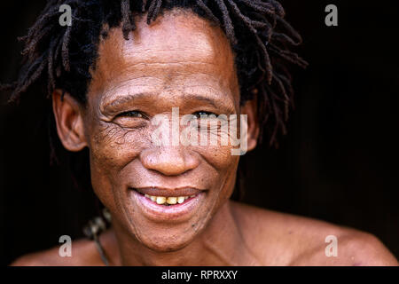 Ritratto di un Boscimane del popolo San, il Kalahari, Namibia, Africa Foto Stock