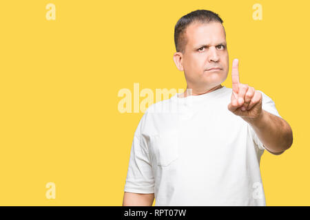 La mezza età uomo arabo wearig t-shirt bianco su sfondo isolato puntando con il dito in alto e espressione arrabbiato Foto Stock