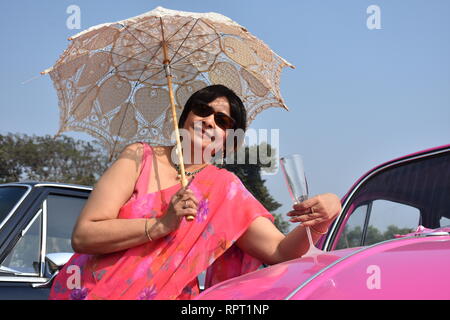 Una signora indiana che posano con costume e periodo culturale di pezzi in occasione del cinquantesimo di più Vintage & Classic Car Rally in Kolkata, India. Foto Stock