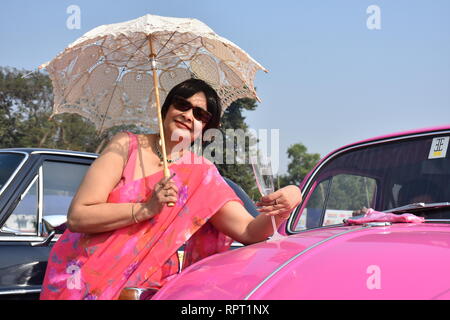 Una signora indiana che posano con costume e periodo culturale di pezzi in occasione del cinquantesimo di più Vintage & Classic Car Rally in Kolkata, India. Foto Stock