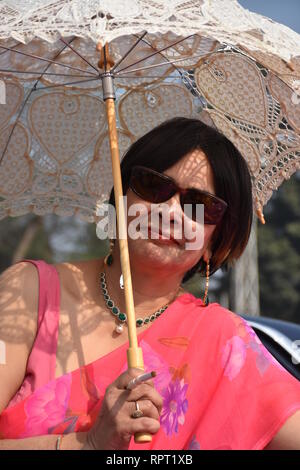 Una signora indiana che posano con costume e periodo culturale di pezzi in occasione del cinquantesimo di più Vintage & Classic Car Rally in Kolkata, India. Foto Stock