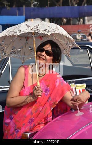 Una signora indiana che posano con costume e periodo culturale di pezzi in occasione del cinquantesimo di più Vintage & Classic Car Rally in Kolkata, India. Foto Stock