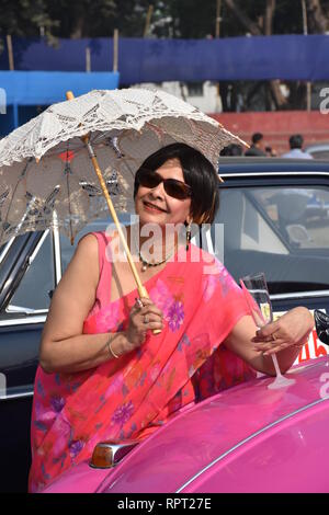 Una signora indiana che posano con costume e periodo culturale di pezzi in occasione del cinquantesimo di più Vintage & Classic Car Rally in Kolkata, India. Foto Stock