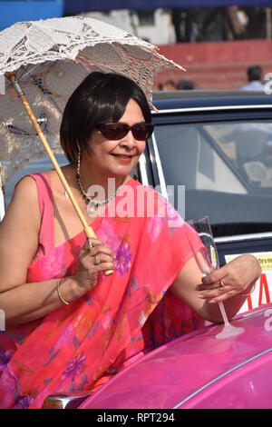 Una signora indiana che posano con costume e periodo culturale di pezzi in occasione del cinquantesimo di più Vintage & Classic Car Rally in Kolkata, India. Foto Stock