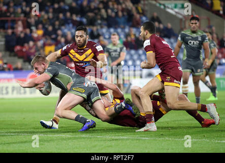 Warrington lupi' Mike Cooper è affrontato durante la Betfred Super League a John Smith's Stadium, Huddersfield. Foto Stock