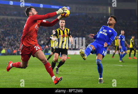 Watford portiere Ben Foster (sinistra) e Cardiff City's Josh Murphy battaglia per la palla durante il match di Premier League al Cardiff City Stadium. Foto Stock