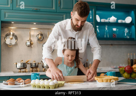 Padre insegna la figlia per cucinare Foto Stock