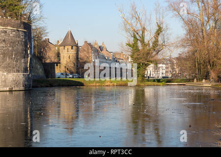 Vista storico di Maastricht con parziale vista sulle mura di difesa risalente del XIII secolo Foto Stock