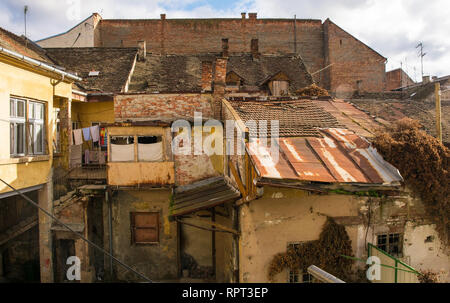 Vecchi tetti di tegole in un back street courtyard di Osijek, Osijek-Baranja Affitto County, nella Slavonia orientale in Croazia Foto Stock