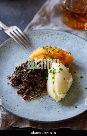 Piatto scozzese di Haggis, Neeps e tatties, pasto servito traditionaly su ustioni notte Foto Stock