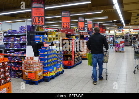 Interno di un ipermercato Kaufland Foto Stock